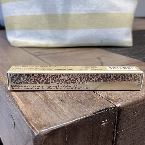 STILA Huge Extreme Lash Mascara (in Black) - Picture 6 of 6